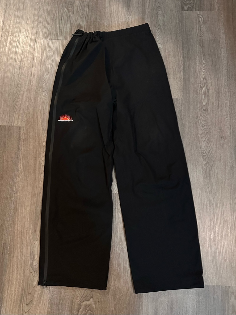 GV Gallery Raspberry Hills Ski Pants Size Medium Men’s Rare Drop Black/Logo